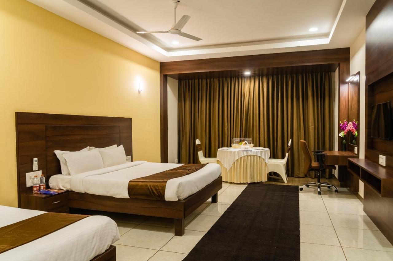 Hotel The King'S Meadows à Golhalli Extérieur photo
